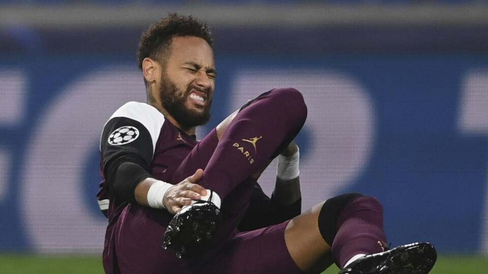JB 28 Istanbul - Hráč PSG Neymar reaguje v zápase H-skupiny 2. kola skupinovej fázy Ligy majstrov Basaksehir - Paríž St. Germain v Istanbule 28. októbra 2020. FOTO TASR/AP
PSG's Neymar reacts after he was blocked during the Champions League group H soccer match between Basaksehir and PSG in Istanbul, Wednesday, Oct. 28, 2020. (Ozan Kose/Pool via AP)