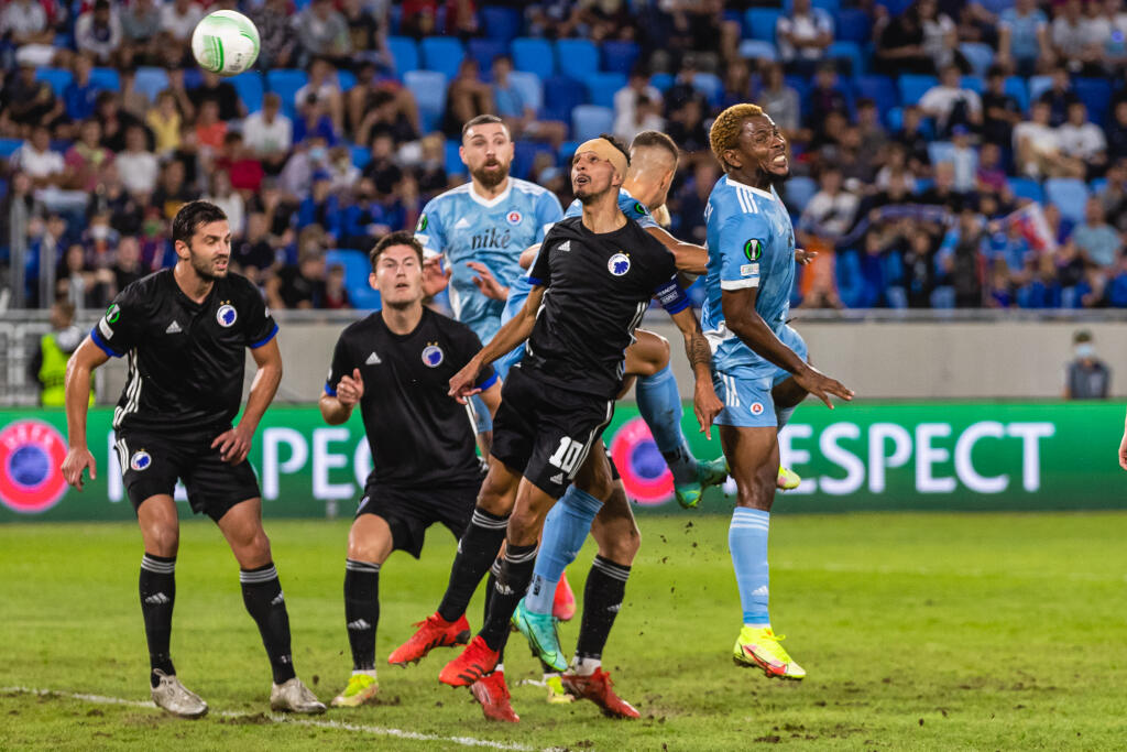 Na snímke Ezekiel Henty strieľa prvý gól počas zápasu F skupiny Európskej konferenčnej ligy medzi ŠK Slovan Bratislava a FC Kodaň.
