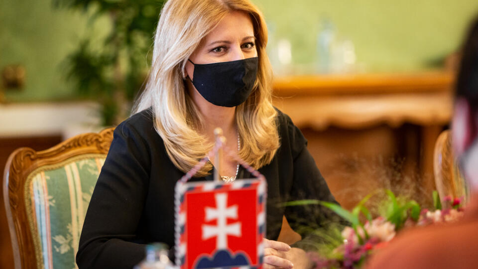 Prezidentka Zuzana Čaputová prijala ministerku spravodlivosti SR Máriu Kolíkovú, prvú viceprezidentku Policajného zboru SR Janu Maškarovú a riaditeľku nitrianskej neziskovej organizácie Centrum Slniečko Marianu Kováčovú. Témou stretnutia boli plánované legislatívne zmeny, ktoré by mali pomôcť týraným ženám.