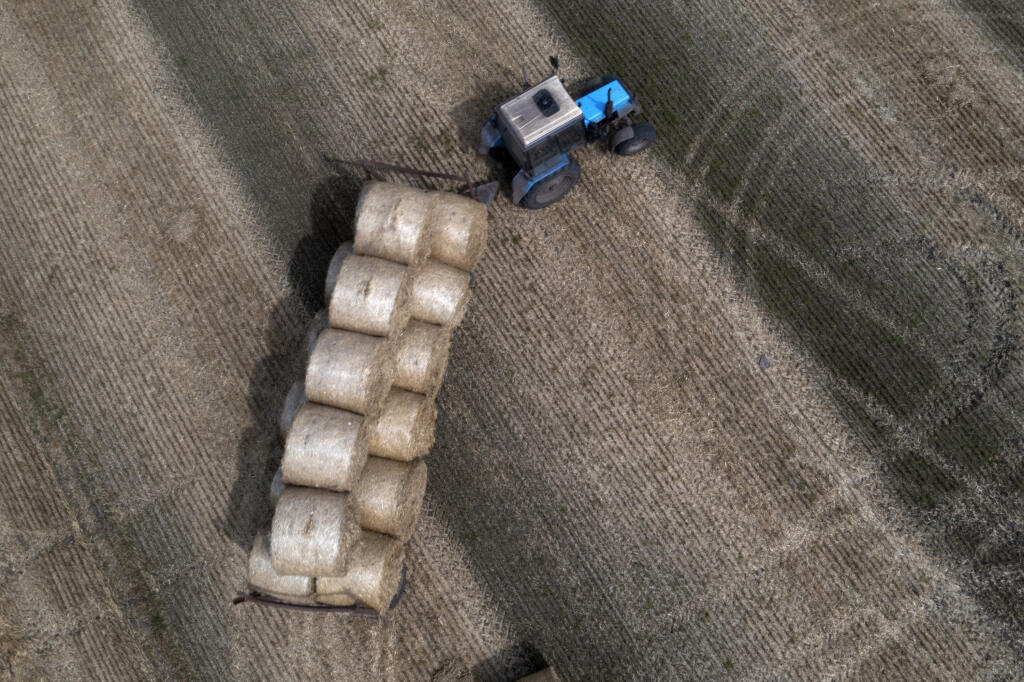 WA 14 Žurivka - Na snímke z 10. augusta 2023 traktor odváža slamu z poľa súkromnej poľnohospodárskej farmy v Žurivke v Kyjevskej oblasti. Ukrajina požiadala Európsku komisiu (EK) o vyplatenie kompenzácií ukrajinským poľnohospodárom za dodávky obilia do európskych prístavov. Rusko v júli nepredĺžilo tzv. čiernomorskú obilnú dohodu, ktorá umožňovala Ukrajine bezpečne vyvážať obilie z prístavov Odesa a Mykolajiv aj napriek pretrvávajúcej vojne. Moskva odvtedy ukrajinské prístavy blokuje, v dôsledku