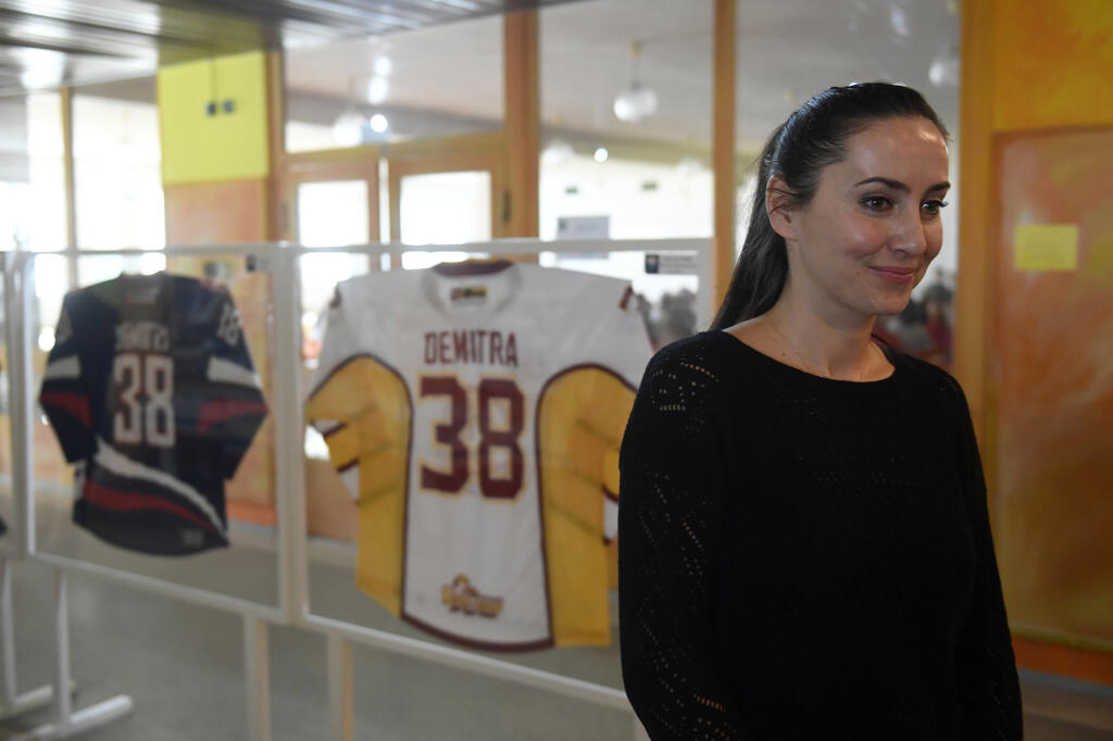 Na snímke manželka Pavla Demitru Mária Demitrová počas Dňa Pavla Demitru k jeho 42. nedožitým narodeninám na Základnej škole s materskou školou Pavla Demitru v Dubnici nad Váhom v utorok 29. novembra 2016. FOTO TASR - Radovan Stoklasa