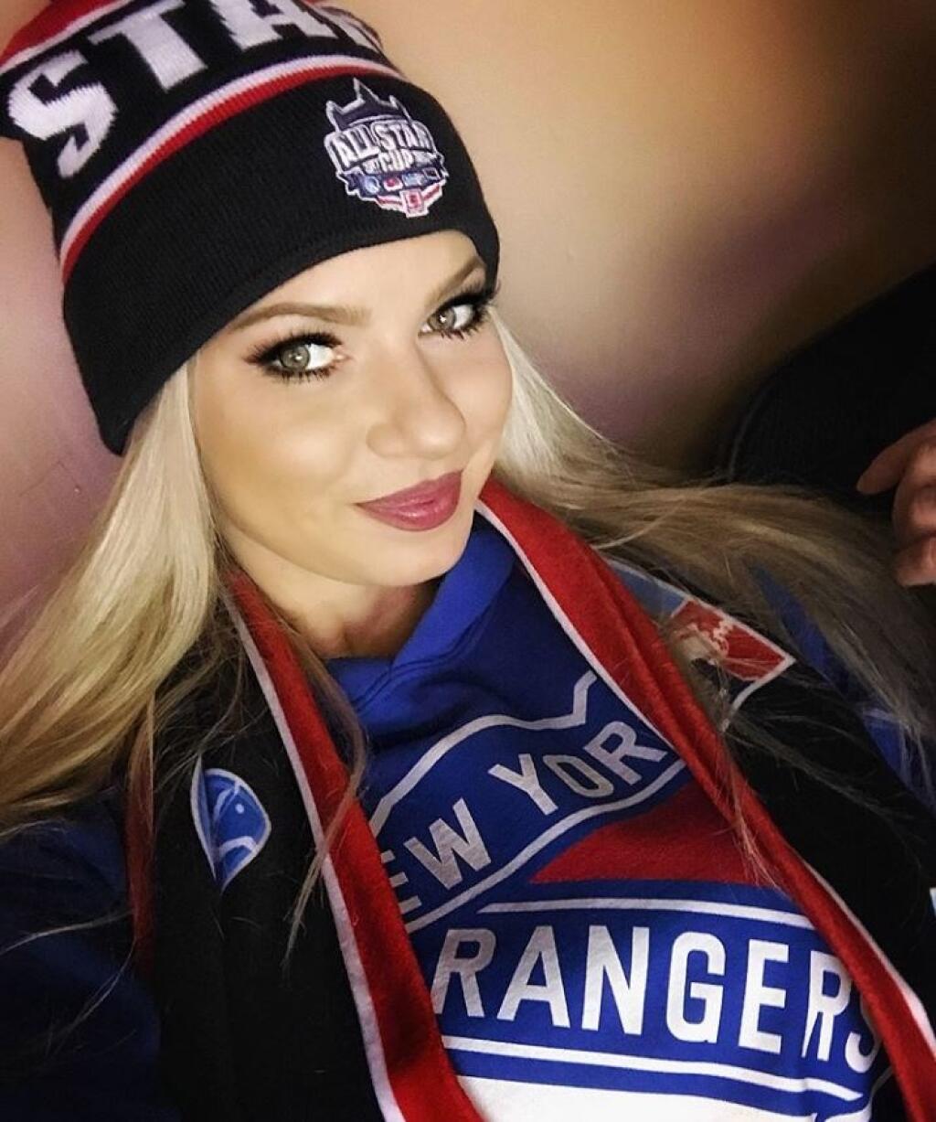 Sexi Eva Martinková by sa možno rada dostala do NHL. Fandí New Yorku Rangers.