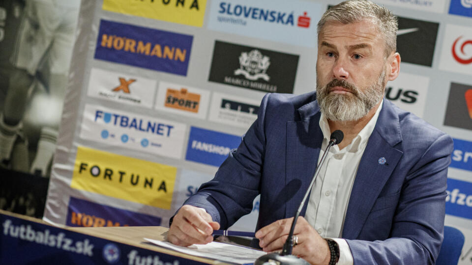 Na snímke hlavný tréner slovenskej futbalovej reprezentácie, Pavel Hapal, počas tlačovej konferencie, na ktorej predstavil svoju nomináciu hráčov na zápasy kvalifikácie Majstrovstiev Európy proti Chorvátksu a Azerbajdžanu.