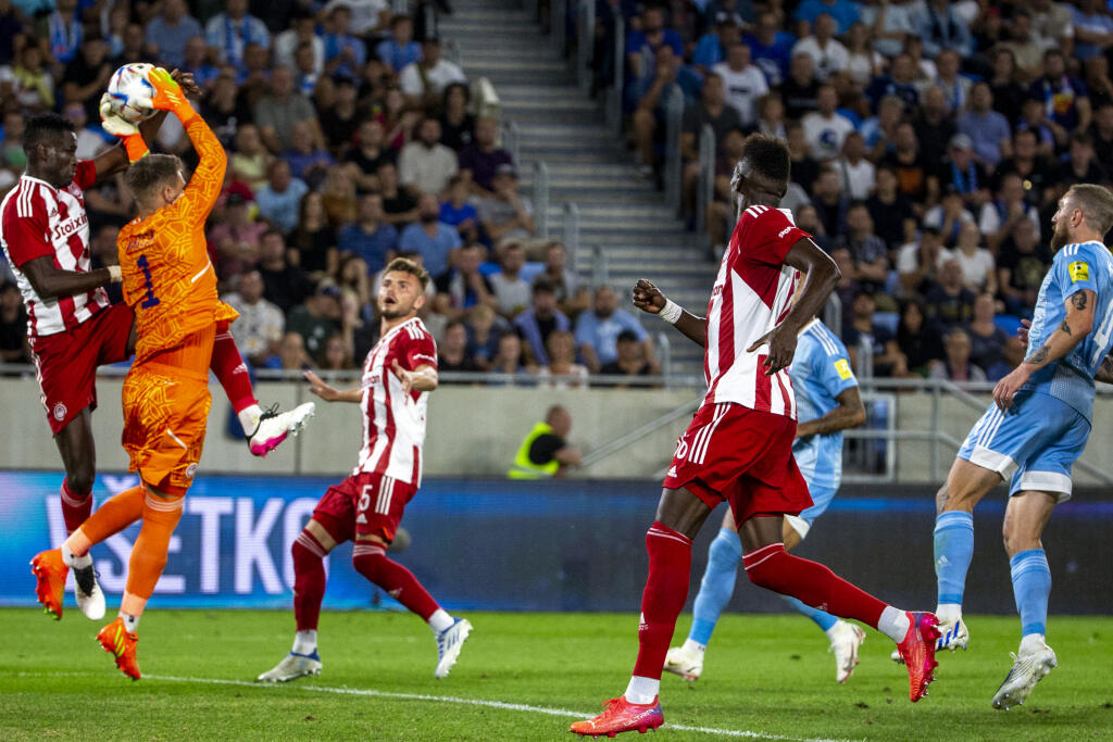 Na Tehelnom poli sa stretol v 3. kole kvalifikácie európskej ligy ŠK Slovan Bratislava a Olympiacos FC. Na snímke je Tomáš Vaclík.