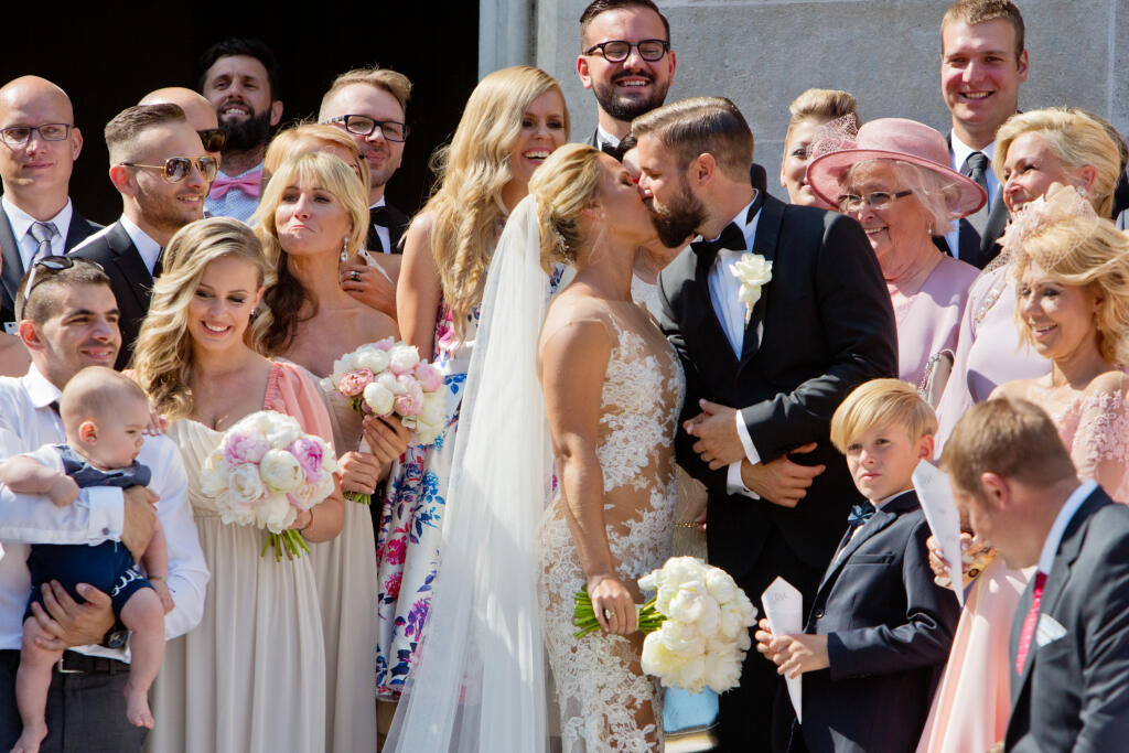 Na snimke Dominika Navara Cibulkova a Michal Navara pozuju pred juznym vchodom Domu Svateho Martina tesne po svadobnom obrade.