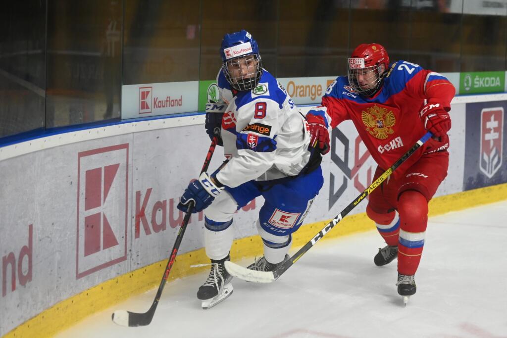 Na snímke vľavo hráč Slovenska Juraj Slafkovský a hráč Ruska Artem Baraboša počas finálového zápasu Hlinka Gretzky Cupu Slovensko U18 - Rusko U18.