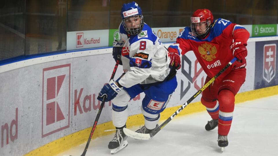 Na snímke vľavo hráč Slovenska Juraj Slafkovský a hráč Ruska Artem Baraboša počas finálového zápasu Hlinka Gretzky Cupu Slovensko U18 - Rusko U18 v sobotu 7. augusta 2021 v Piešťanoch. FOTO TASR - Lukáš Grinaj