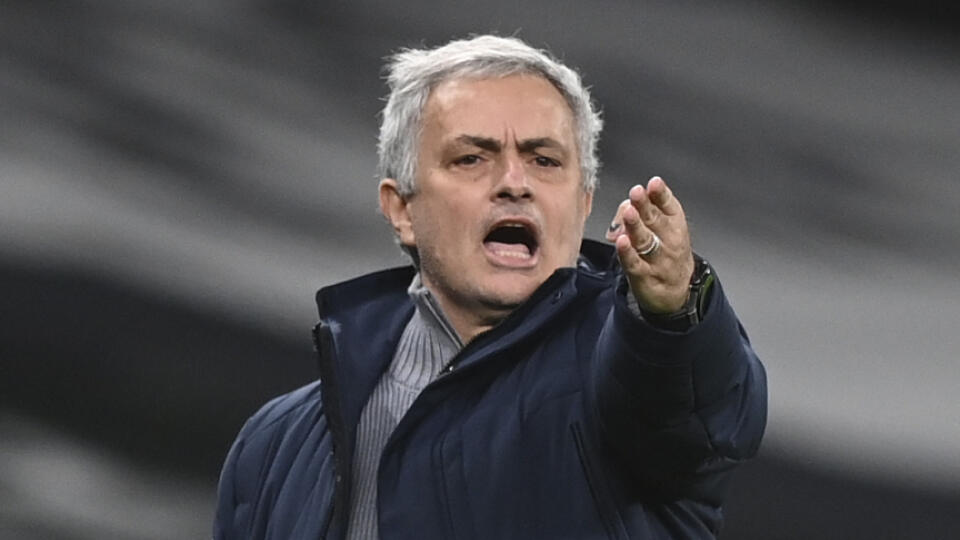 EBE 52 Londýn - Na snímke tréner Tottenhamu Jose Mourinho v zápase 20. kola anglickej Premier League vo futbale Tottenham Hotspur - FC Liverpool v Londýne 28. januára 2021. FOTO TASR/AP
Tottenham's manager Jose Mourinho gestures during the English Premier League soccer match between Tottenham Hotspur and Liverpool at the Tottenham Hotspur Stadium in London, Thursday, Jan. 28, 2021. (Shaun Botterill/Pool via AP)