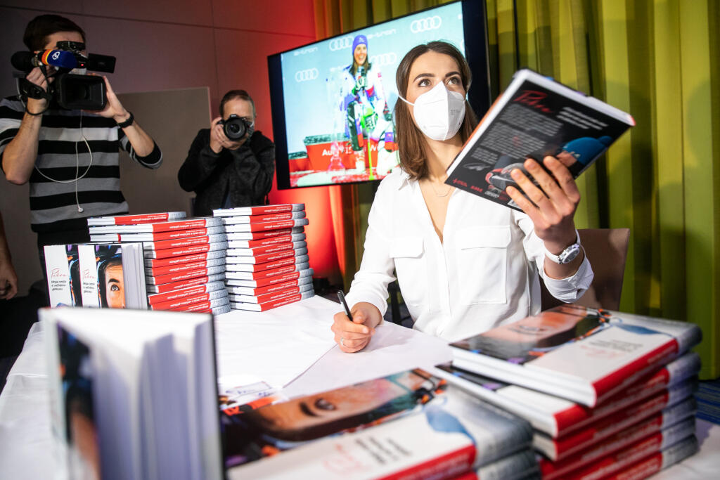 Slovenská lyžiarka Petra Vlhová krstila v Jasnej svoju autobiografiu. Krstnými rodičmi jej životopisu v knižnom vydaní boli mama Zuzana, otec Igor a brat Boris.