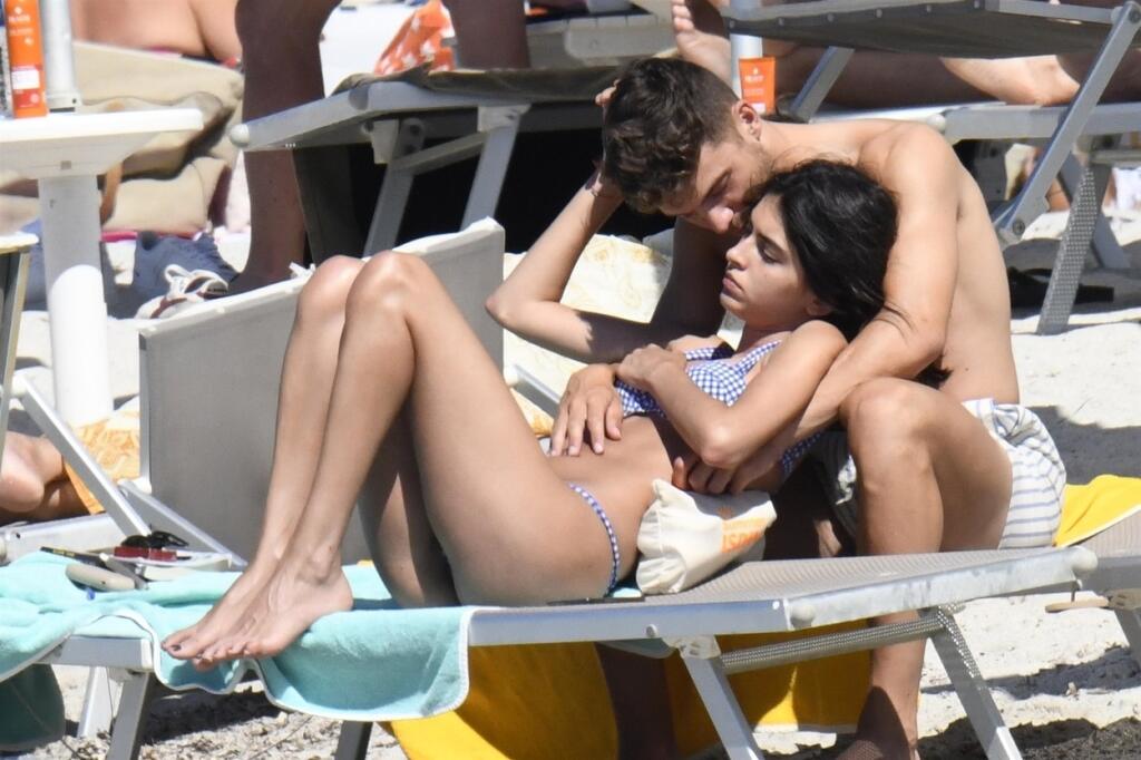 Lucia a Nacho si spolu vyrazili na dovolenku na Sardíniu. Na pláži si užili romantické chvíle, ktoré okamžite zachytili paparazzi fotografi.