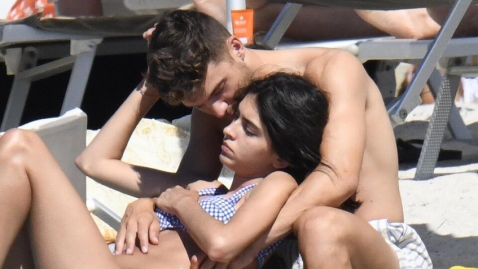 Lucia a Nacho si spolu vyrazili na dovolenku na Sardíniu. Na pláži si užili romantické chvíle, ktoré okamžite zachytili paparazzi fotografi.