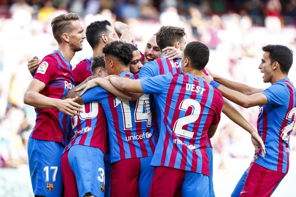 WA 52 Barcelona - Futbalista FC Barcelona Memphis Depay (uprostred) sa teší so spoluhráčmi po strelení gólu zo značky pokutového kopu v zápase 7. kola La Ligy FC Barcelona - UD Levante v Barcelone v nedeľu 26. septembra 2021. FOTO TASR/AP
Barcelona's Memphis Depay, center, celebrates with teammates after scoring from a penalty kick during a Spanish La Liga soccer match between FC Barcelona and Levante at the Camp Nou stadium in Barcelona, Spain, Sunday, Sept. 26, 2021. (AP Photo/Joan Monfort)