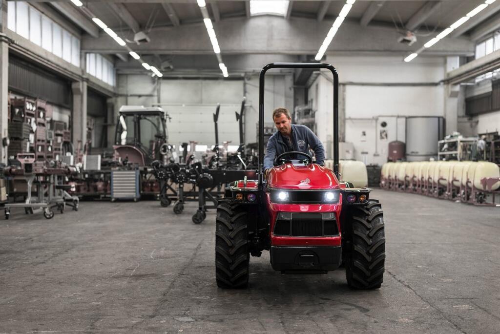 Mladí slovenskí dizajnéri navrhli „sexi“ traktor. Záujem o nový model výrazne stúpol