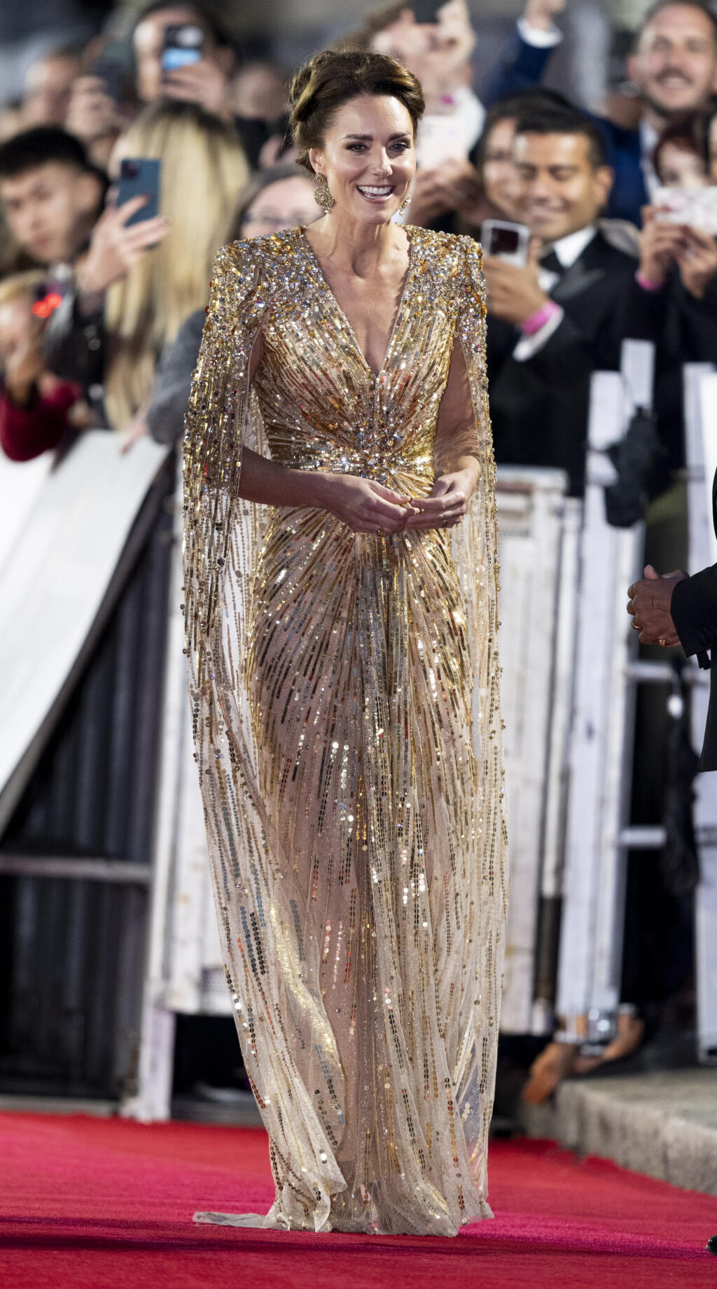 Vojvodkyňa Kate prišla v zlatých šatách od módnej návrhárky Jenny Packham v hodnote 3 200 eur a na sebe mala aj náušnice špeciálne vyrobené na mieru v hodnote 335 eur.