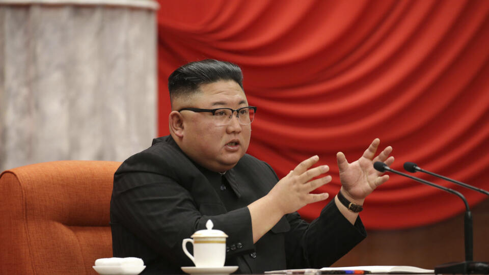 WA 5 Pchjongjang - Severokórejský vodca Kim Čong-un tlieska na zjazde svojej vládnucej strany v Pchjongjangu v nedeľu 10. januára 2020. Na zjazde dostal nový stranícky titul - generálny tajomník Kórejskej strany práce - a zaujal tak post, ktorý v minulosti zastával jeho otec, oznámili v pondelok štátne médiá. Analytici to považujú za krok na posilnenie jeho autority, píše agentúra AFP. FOTO TASR/AP
In this photo provided by the North Korean government, North Korean leader Kim Jong Un speaks d