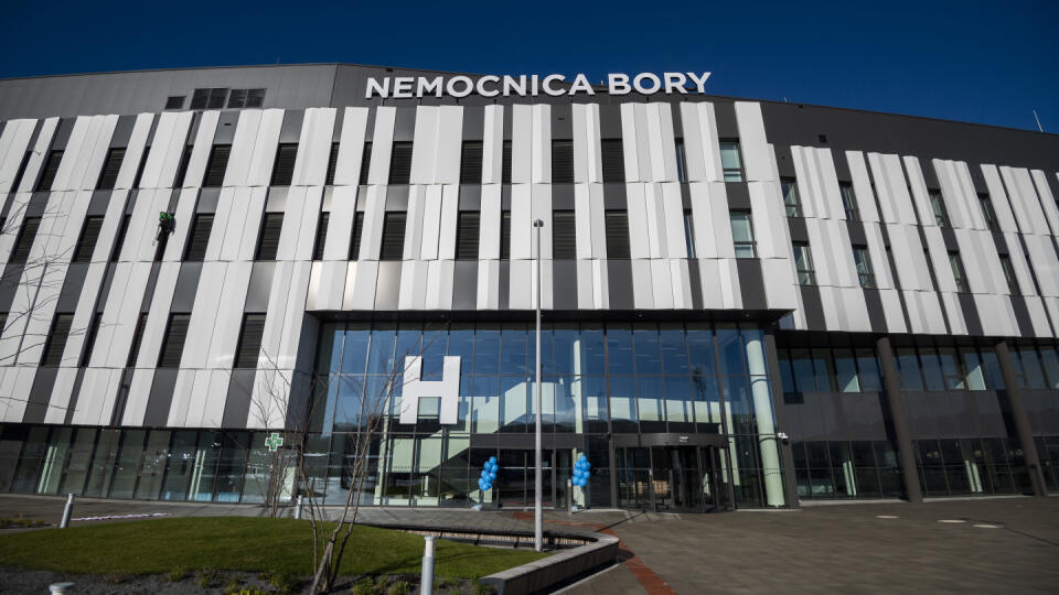 Na snímke budova Nemocnice Bory počas tlačovej konferencie pri príležitosti prvého DOD a novinárskej prehliadky Nemocnice Bory v Bratislave 25. novembra 2022. Nemocnica Bory, ktorú postavili v bratislavskom Lamači, získala od príslušného stavebného úradu kolaudačné rozhodnutie, ktoré tento týždeň nadobudlo účinnosť. FOTO TASR - Jaroslav Novák