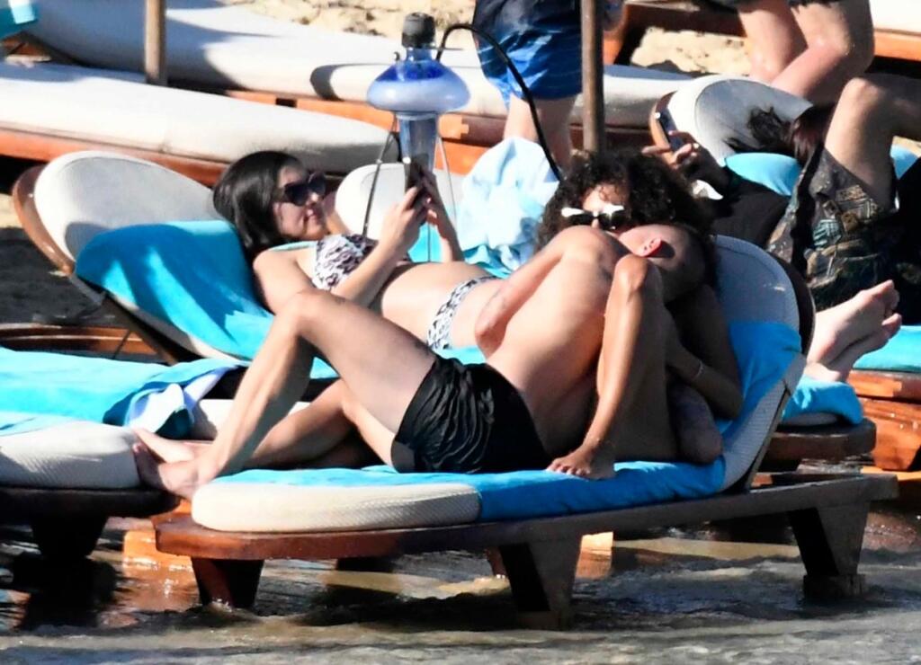 Verratti si na chvíľu odpočinul na hrudi svojej krásky.