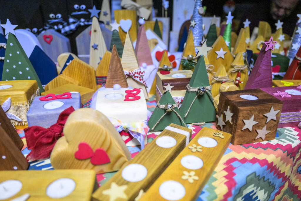 Na snímke vlastnoručne vyrobené dekorácie počas vianočných handmade trhov v Prešove 30. novembra 2024. FOTO TASR - Veronika Mihaliková