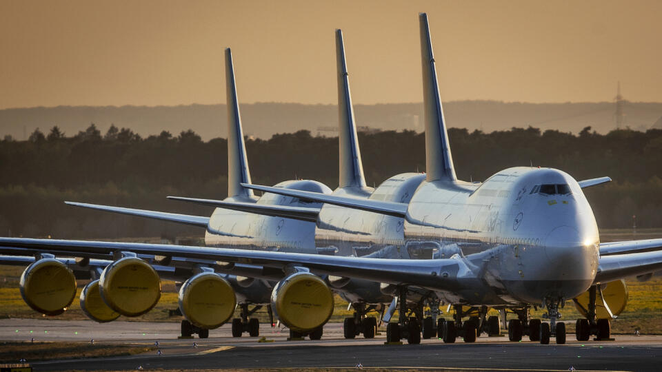 WA 12 archív Frankfurt - Na archívnej snímke z 20. apríla 2020 lietadlá Boeing 747 leteckej spoločnosti Lufthansa sú uzemnené na letisku vo Frankfurte. Americký výrobca lietadiel Boeing plánuje zrušiť približne 10 % pracovných miest. Dôvodom je pandémia nového koronavírusu, ktorá uzemnila lietadlá po celom svete a zrazila dopyt po nových strojoch. Celosvetovo firma zamestnáva približne 160.000 ľudí. FOTO TASR/AP
FILE - In this April 20, 2020 file photo, Lufthansa airline, Boeing 747 aircrafts
