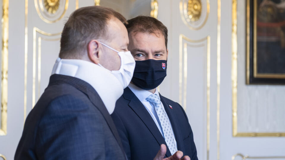 Na snímke zľava predseda NRSR Boris Kollár (Sme rodina) a predseda vlády SR Igor Matovič (OĽaNO) pred stretnutím troch najvyšších ústavných činiteľov ku koronakríze v Prezidentskom paláci v Bratislave 23. februára 2021. FOTO TASR - Jaroslav Novák