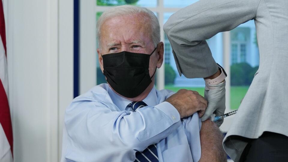 WA 50 Washington - US President Joe Biden received the third dose of the COVID -19 vaccine in Washington on Monday, September 27, 2021. Biden told Americans who are still refusing vaccinations that they were harming the country.  PHOTO TASR / AP President Joe Biden receives a COVID-19 boost shot during an event in the South Court Auditorium on the White House campus, Monday.  27, 2021, in Washington.  (AP Photo / Evan Vucci)