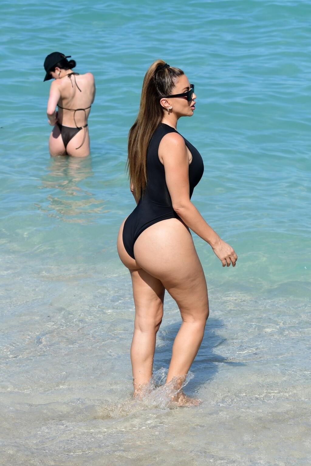LarsaPippen na pláži opäť ukazovala svoje vraj prirodzené krivky.