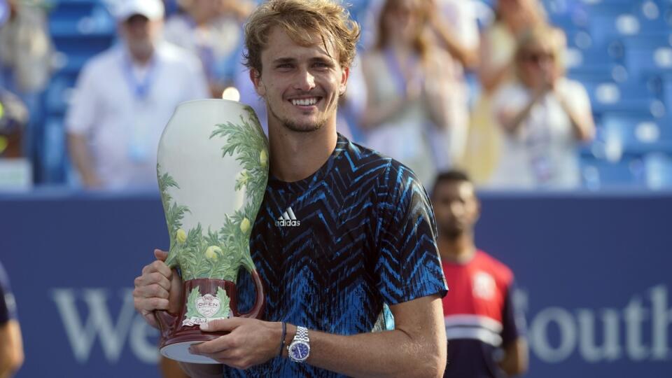 WA 7 Cincinnati - Nemecký tenista Alexander Zverev pózuje s trofejou po triumfe v mužskej dvojhre na turnaji ATP Masters 1000 v Cincinnati v nedeľu 22. augusta 2021. Tretí nasadený hráč zdolal v nedeľňajšom finále dvojhry štvrtého nasadeného Andreja Rubľova z Ruska hladko 6:2 a 6:3. FOTO TASR/AP

Alexander Zverev, of Germany, holds the trophy after defeating Andrey Rublev, of Russia, in the men's single final of the Western & Southern Open tennis tournament, Sunday, Aug. 22, 2021, in Mason, Ohio