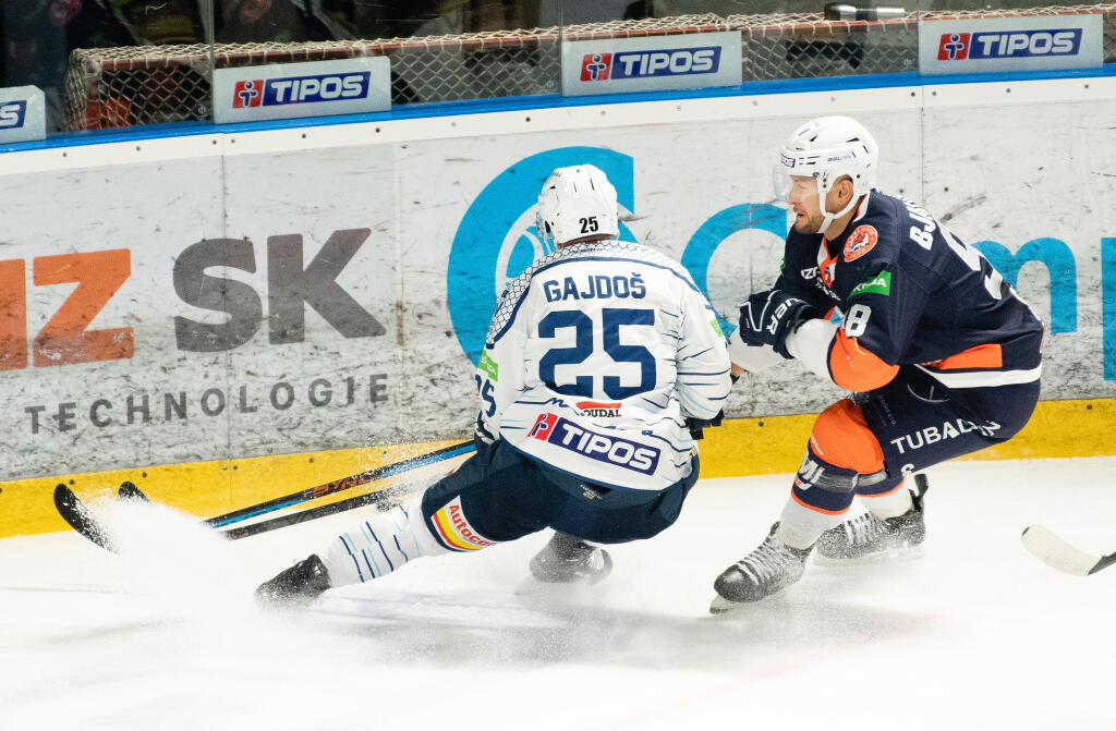Na snímke zľava František Gajdoš (Nitra) a Peter Bjalončík (Michalovce) v zápase 5. kola hokejovej Tipos extraligy medzi HK Nitra - HK Dukla Ingema Michalovce 30. septembra 2022 v Nitre. FOTO TASR - Henrich Mišovič