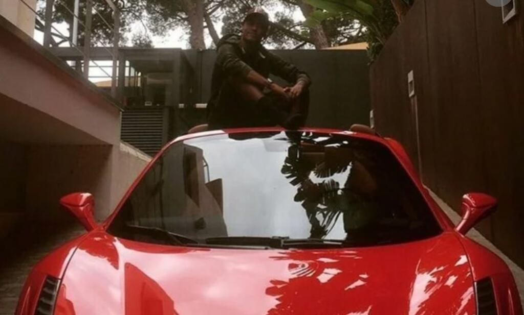 Brazílsky futbalista Neymar sa veľmi rád vyváža na svojom luxusnom Ferrari.