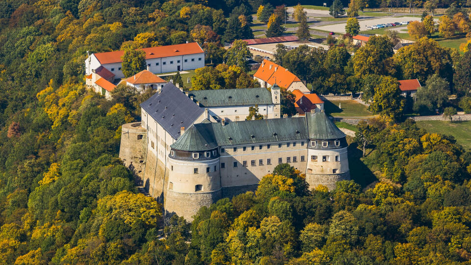 Tlačová agentúra Slovenskej republiky (TASR) ponúka vo svojom spravodajstve počas letných mesiacov seriál správ o turisticky zaujímavých slovenských lokalitách. Každý deň vyjde v domácom a v easy servise jedna správa s označením LETO2020. Na leteckej snímke z 11. októbra 2018 je pohľad na hrad Červený kameň nad obcou Častá v okrese Pezinok. FOTO TASR - Michal Svítok