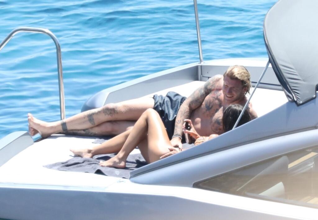 Párik si na jachte užil erotické chvíle, ktoré paparazzi fotografi zachytili.