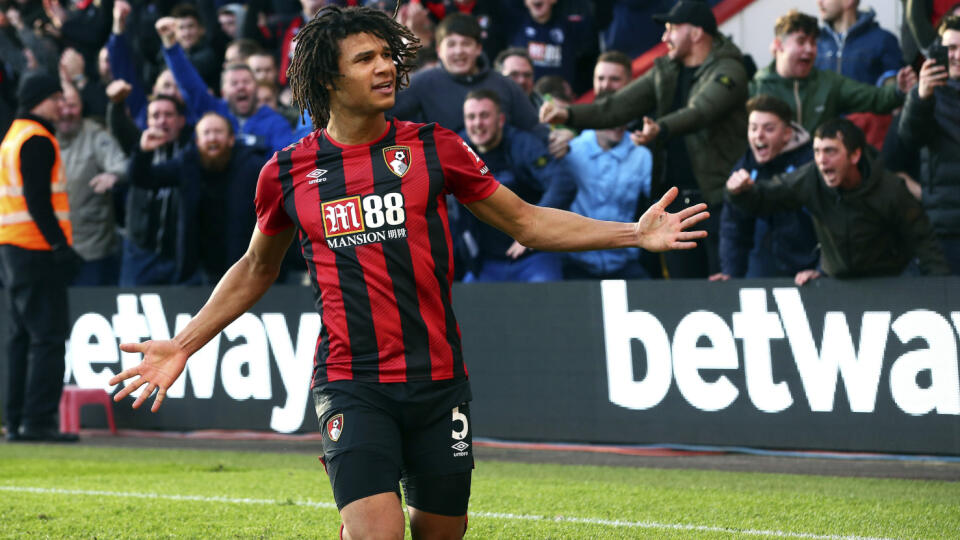 Bournemouth - Futbalista Nathan Ake z Bournemouthu sa teší z gólu počas zápasu 25. kola anglickej futbalovej Premier League AFC Bournemouth - Aston Villa 1. februára 2020 v Bournemouthe. FOTO TASR/AP
Bournemouth's Nathan Ake celebrates scoring his sides second goal during the English Premier League soccer match between AFC Bournemouth and Aston Villa, at the Vitality Stadium, Bournemouth, England, Saturday, Feb. 1, 2020. (Mark Kerton/PA via AP)