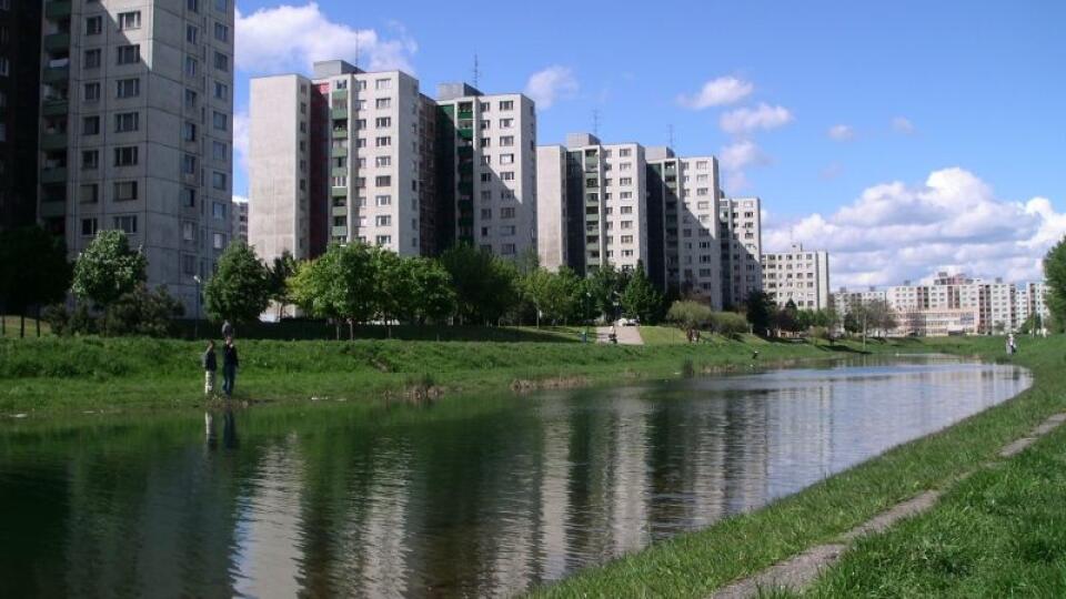 Bratislavská Petržalka prichádza s nápadom člnkovania na Chorvátskom ramene. Snahou je zatraktívniť lokalitu na voľnočasovú rekreáciu a využitie potenciálu tohto mestotvorného prvku na náučné spoznávanie fauny a flóry nielen z pohľadu pešej perspektívy, v súlade s ochranou prírody a dlhodobo udržateľným cestovným ruchom. V prípade povolenia od úradov a ochranárov by sa člnkovanie mohlo spustiť budúci rok.