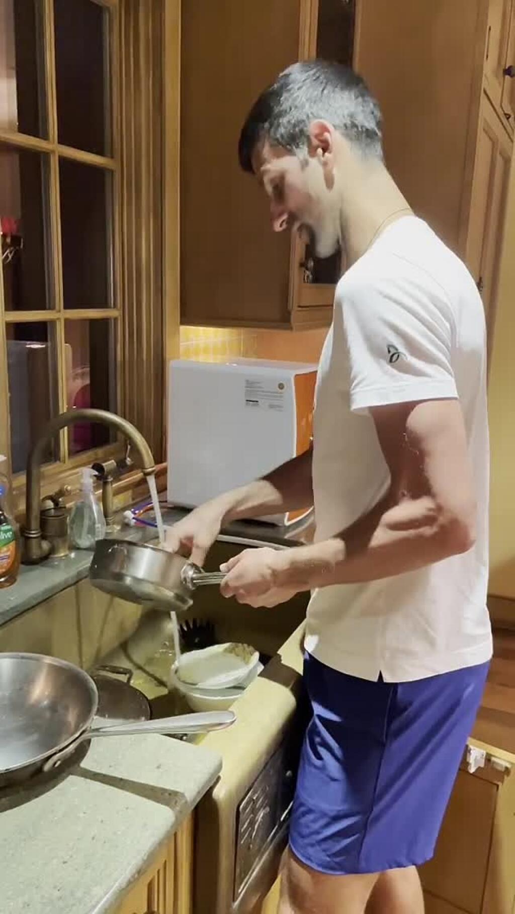 FOTO Plakal aj počas zápasu a rozbil raketu: Djokovič prišiel o nesmrteľnosť v poslednom zápase