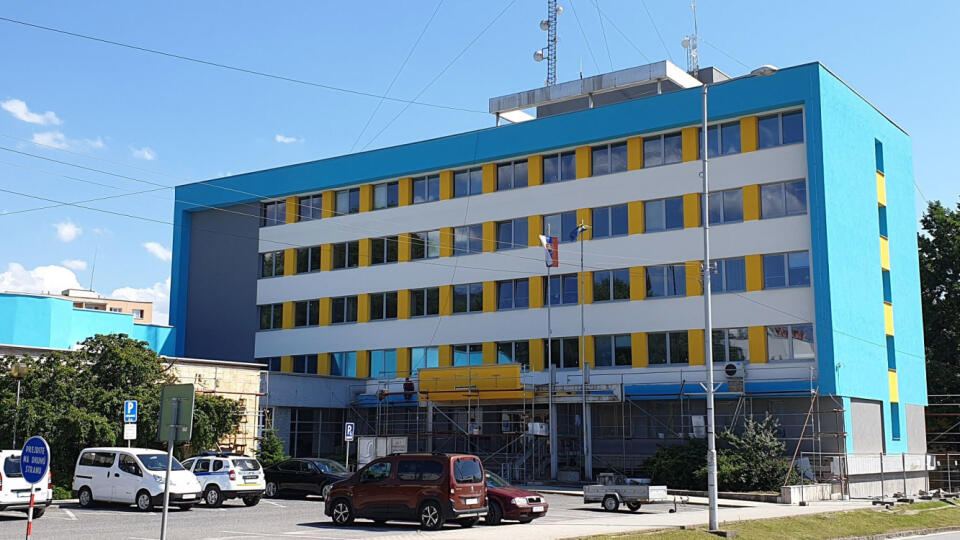 Na snímke z 10. júla 2020 budova Mestského úradu Rožňava, ktorú samospráva zrekonštruovala a znížila jej energetickú náročnosť v rámci projektu podporeného z eurofondov dotáciou vo výške približne 1,2 milióna eur. EASYFOTO TASR - Branislav Caban