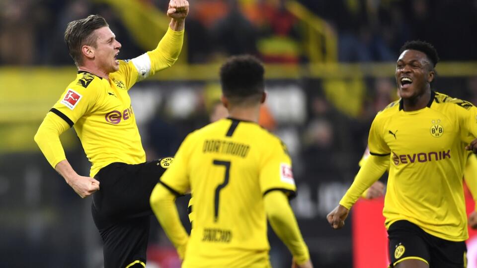 KK28 Dortmund - Hráč Dortmundu Lukasz Piszczek sa teší z gólu počas zápasu 22. kola nemeckej futbalovej bundesligy Borussia Dortmund - Eintracht Frankfurt 14. februára 2020 v Dortmunde. FOTO TASR/AP
Dortmund's Lukasz Piszczek celebrates after scoring the opening goal during the German Bundesliga soccer match between Borussia Dortmund and Eintracht Frankfurt in Dortmund, Germany, Friday, Feb. 14, 2020. (AP Photo/Martin Meissner)