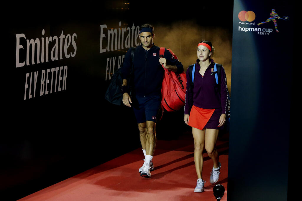 Na snímke je švajčiarska tenistka Belinda Benčičová a jej krajan Roger Federer.