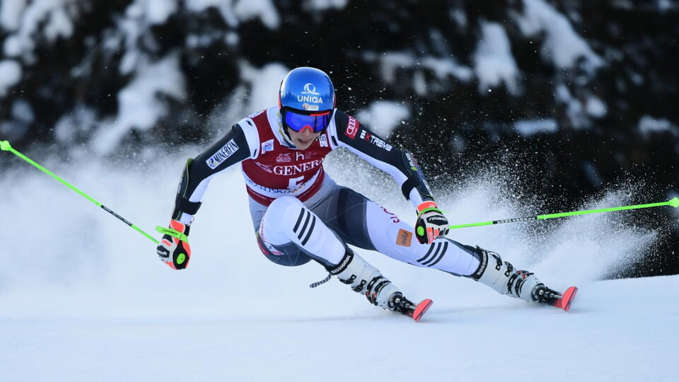 Slovenská lyžiarka Petra Vlhová počas 1. kola obrovského slalomu Svetového pohára v slovinskej Krajnskej Gore v sobotu 16. januára 2021. FOTO TASR - Martin Baumann  