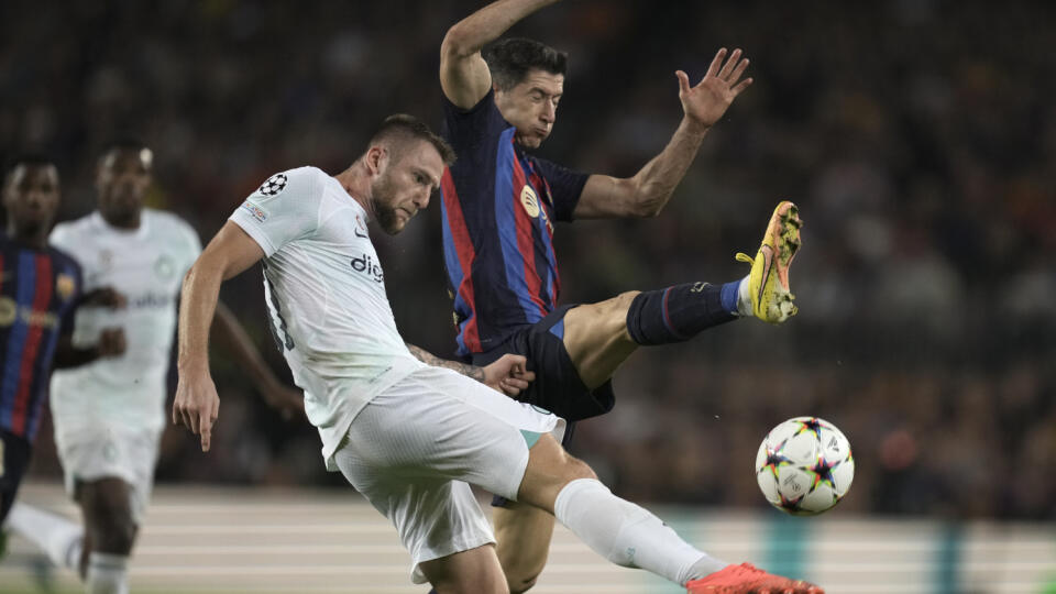 PK 58 Barcelona - Na snímke v popredí zľava slovenský futbalista Milan Škriniar (Inter Miláno) a Robert Lewandowski (FC Barcelona) bojujú o loptu v zápase 4. kola C-skupiny skupinovej fázy Ligy majstrov vo futbale FC Barcelona - Inter Miláno v Barcelone 12. októbra 2022. FOTO TASR/AP
Inter Milan's Milan Skriniar clears the ball from Barcelona's Robert Lewandowski during the Champions League Group C soccer match between Barcelona and Inter Milan at the Camp Nou stadium in Barcelona , Spain, Wedn