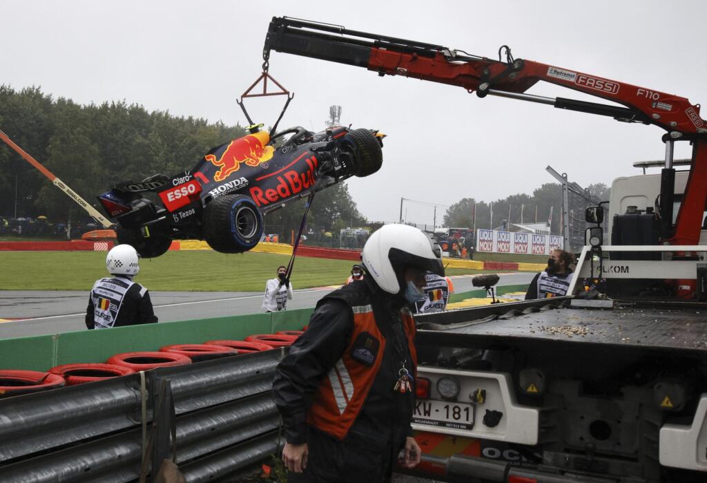 WA 40 Spa - Monospost mexického pilota F1 Sergia Pereza z Red Bullu, ktorý narazil do bariéry pred štartom Veľkej ceny Belgicka automobilov F1 na okruhu Spa-Francorchamps v nedeľu 29. augusta 2021. FOTO TASR/AP
The car of Red Bull driver Sergio Perez of Mexico is lifted onto a flatbed after he crashed on his way to the grid during the Formula One Grand Prix at the Spa-Francorchamps racetrack in Spa, Belgium, Sunday, Aug. 29, 2021. (AP Photo/Olivier Matthys)