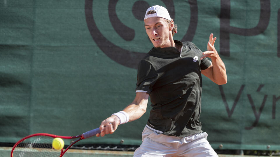 Na snímke tenista Lukáš Klein odvracia loptičku proti Alexejovi Molčanovi počas finále dvojhry mužov tenisového turnaja Privatbanka Open 12. júla 2020 v Bratislave. FOTO TASR - Pavel Neubauer