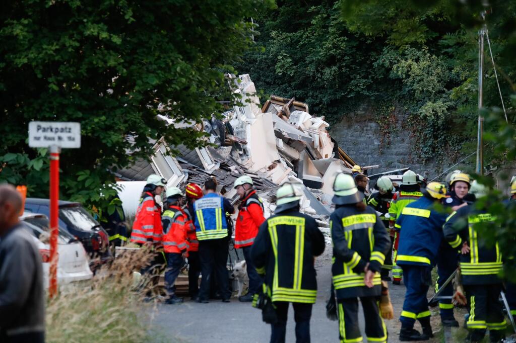 Telo mŕtvej ženy vytiahli záchranári v sobotu ráno z trosiek bytového domu, ktorý v piatok zničil zrejme výbuch plynu. Jej totožnosť zatiaľ nie je známa. Uviedla to agentúra DPA s odvolaním sa na informácie miestnej polície.