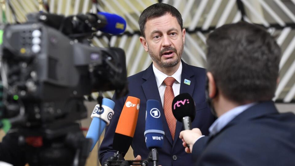 WA 5 Brusel - Slovenský premiér Eduard Heger odpovedá na otázky novinárov počas príchodu na druhý a záverečný deň summitu štátov EÚ – Africká únia v Bruseli v piatok 18. februára 2022. Kľúčovou témou je bezpečnosť, mier a správa vecí verejných v afrických krajinách vzhľadom na aktuálnu bezpečnostnú situáciu v regióne, ktorá vytvára podmienky pre terorizmus a nelegálnu migráciu. FOTO TASR/AP
Slovakia's Prime Minister Eduard Heger speaks with the media as he arrives for an EU Africa summit in Bru