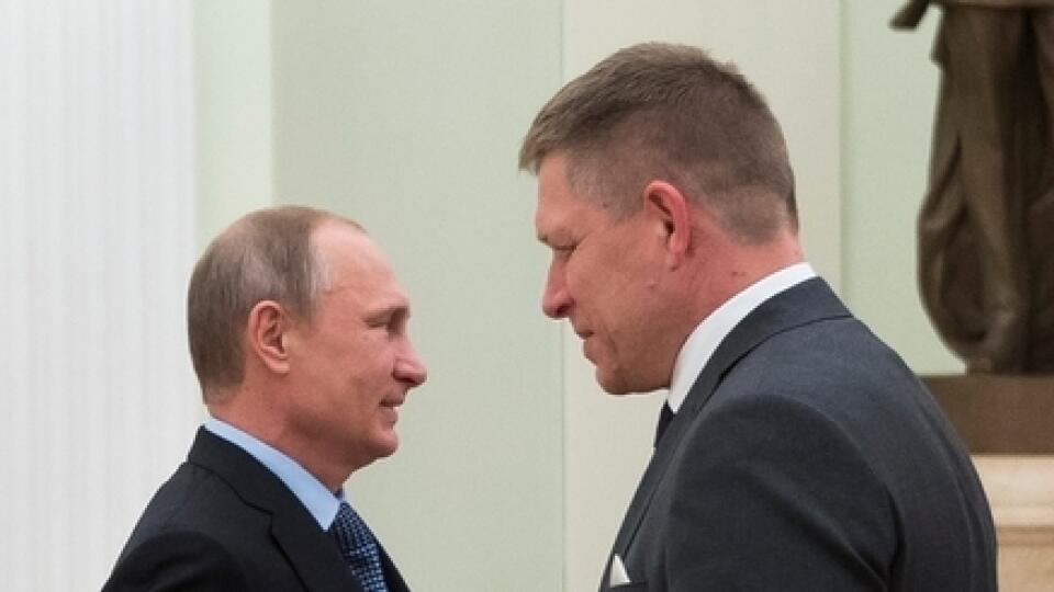 SILNÍ MUŽI: Putin  s Ficom zoči voči.