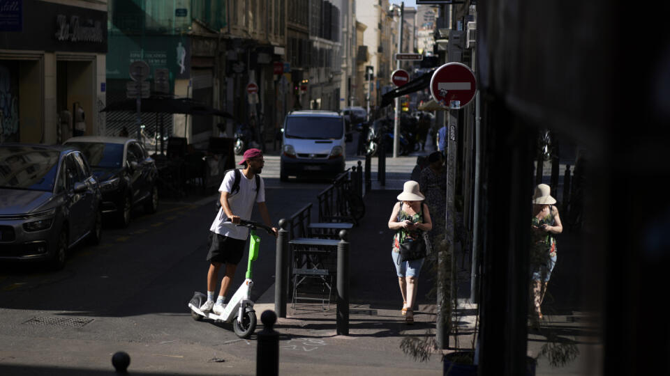 Muž jazdí na elektrickej kolobežke vo francúzskom Marseille v utorok 3. októbra 2023 počas teplého počasia.

A man rides an electric scooter in Marseille, France, Tuesday, Oct. 3, 2023. (AP Photo/Pavel Golovkin)