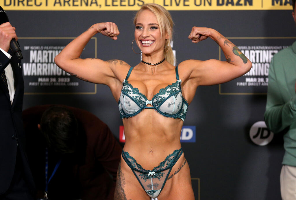Blonďavá boxerka na vážení opäť predviedla svoje bujné krivky. Prsia jej vyliezali z podprsenky, tangáče boli na prvý pohľad priesvitné a čiarka na zadku taktiež veľa nezakryla.