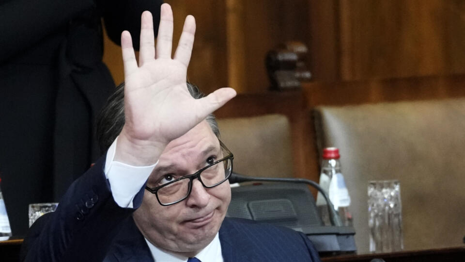 KK21 Belehrad - Srbský prezident Aleksandar Vučič máva počas zasadnutia parlamentu k novému európsko-americkému plánu riešenia pre Kosovo 2. februára 2023 v Belehrade. FOTO TASR/AP
Serbia's President Aleksandar Vucic waves during a special session of Serbia's parliament about the negotiations' process with Kosovo in Belgrade, Serbia, Thursday, Feb. 2, 2023. Serbia fought a 1998-99 war with ethnic Albanian separatists in Kosovo, which at the time was a Serbian province. A NATO intervention that