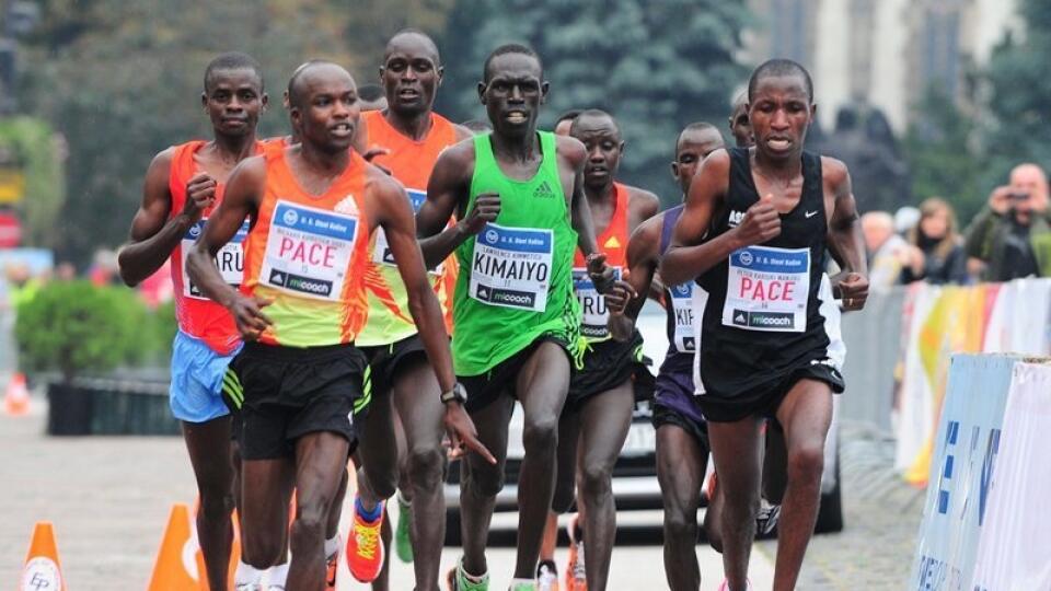 Uprostred víťaz minuloročného maratónu Lawrence Kimaiyo z Kene.