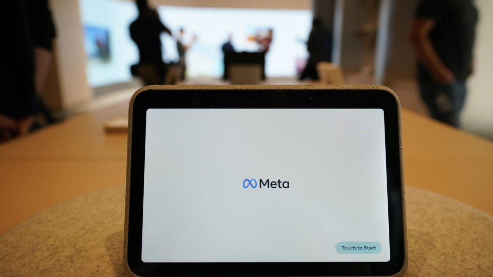 JB 15 Archív - Na archívnej snímke zo 4. mája 2022 portál Meta Portal Go je znázornený v obchode Meta v kalifornskom meste Burlingame. Americká firma Meta Platforms, materská spoločnosť Facebooku, v stredu 9. novembra 2022 oznámila zrušenie 11.000 pracovných miest. Zredukovanie tímu o približne 13 percent oznámil generálny riaditeľ Mark Zuckerberg vo vyhlásení adresovanom zamestnancom, uviedla agentúra AP. FOTO TASR/AP
FILE - A Meta Portal Go is displayed during a preview of the Meta Store in B
