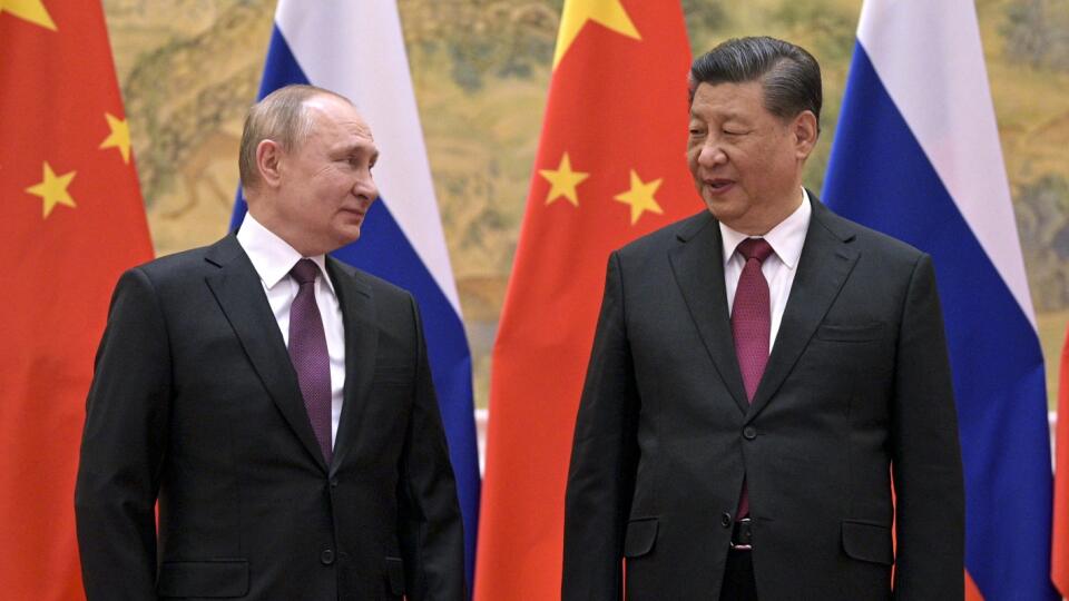 JB 13 Peking - Čínsky prezident Si Ťin-pching (vpravo) a ruský prezident Vladimir Putin pózujú pred ich stretnutím v Pekingu 4. februára 2022. Putin v piatok pricestoval do Pekingu na otvorenie tohtoročných zimných olympijských hier 2022. FOTO TASR/AP
Chinese President Xi Jinping, right, and Russian President Vladimir Putin talk to each other during their meeting in Beijing, China, Friday, Feb. 4, 2022. Putin on Friday arrived in Beijing for the opening of the Winter Olympic Games and talks wit